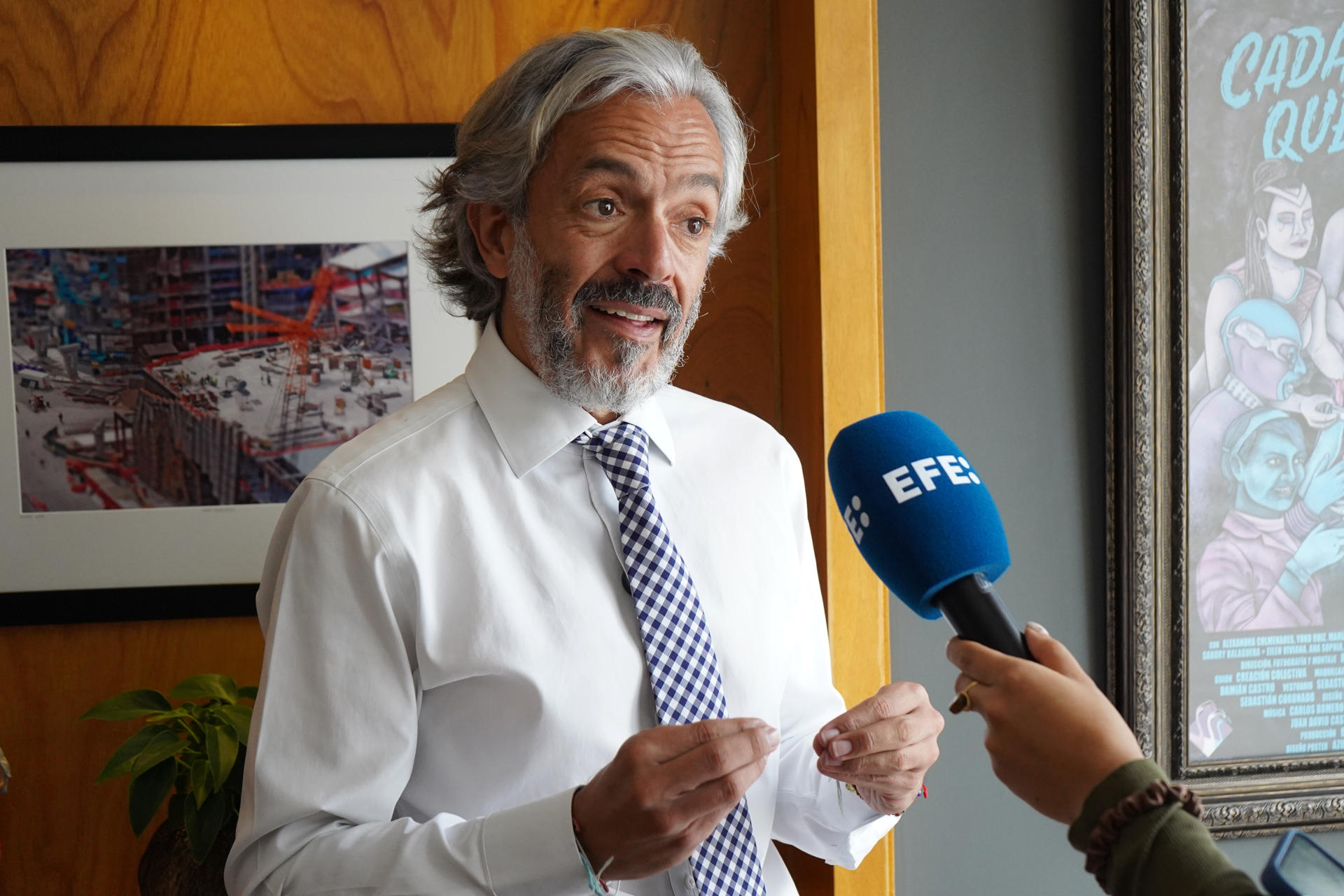 El excompañero de fórmula de la candidata a la presidencia de Colombia, Paloma Valencia, Juan Daniel Oviedo, habla este jueves durante una entrevista con EFE en Bogotá (Colombia). EFE/ Pablo R. Seco
