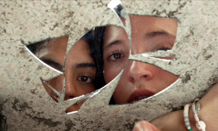 Fotograma cedido por el Colectivo Colmena donde aparece Rocío Guzmán como La maestra y Darana Álvarez como Paula en una escena de la película 'Sad Girlz' que se estrena este jueves, en el festival de Tribeca en Nueva York (Estados Unidos). EFE/Colectivo Colmena
