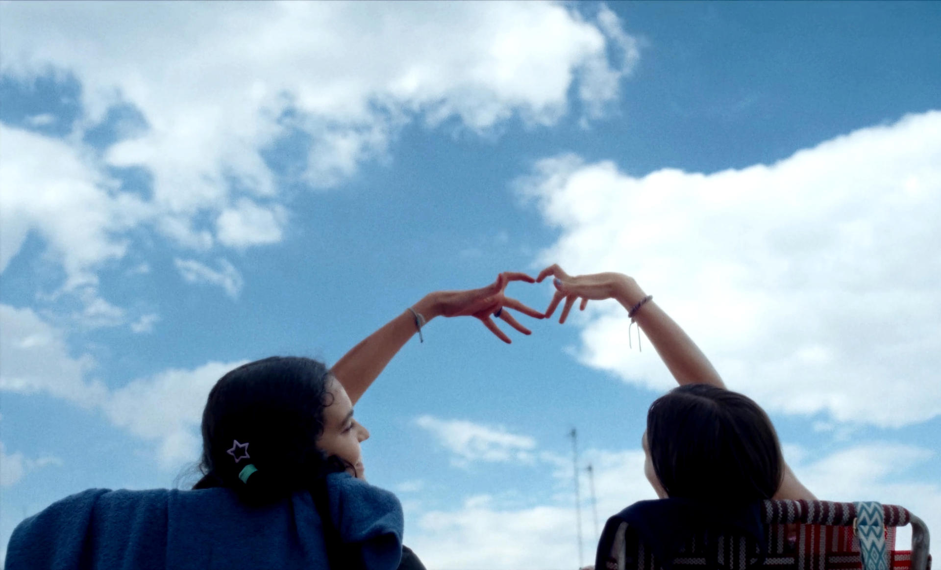 Fotograma cedido por el Colectivo Colmena donde aparece Rocío Guzmán como La maestra y Darana Álvarez como Paula en una escena de la película 'Sad Girlz' que se estrena este jueves, en el festival de Tribeca en Nueva York (Estados Unidos). EFE/Colectivo Colmena
