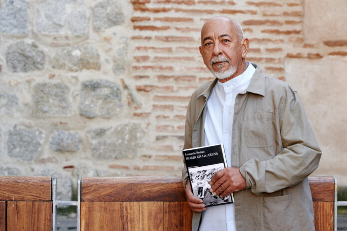 - El escritor cubano Leonardo Padura, Premio Princesa de Asturias de las Letras 2015, presenta este jueves su última novela 'Morir en la arena' (Tusquets) en el marco del ciclo ‘De libros y letras’, organizado por el Ayuntamiento de Ávila. EFE/ Raúl Sanchidrián

