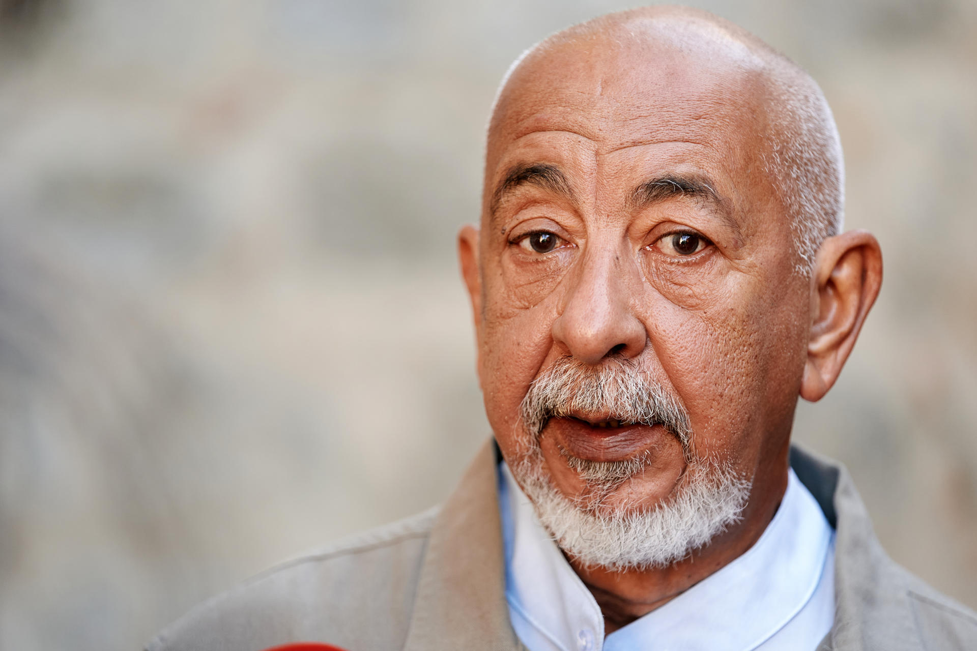 - El escritor cubano Leonardo Padura, Premio Princesa de Asturias de las Letras 2015, presenta este jueves su última novela 'Morir en la arena' (Tusquets) en el marco del ciclo ‘De libros y letras’, organizado por el Ayuntamiento de Ávila. EFE/ Raúl Sanchidrián
