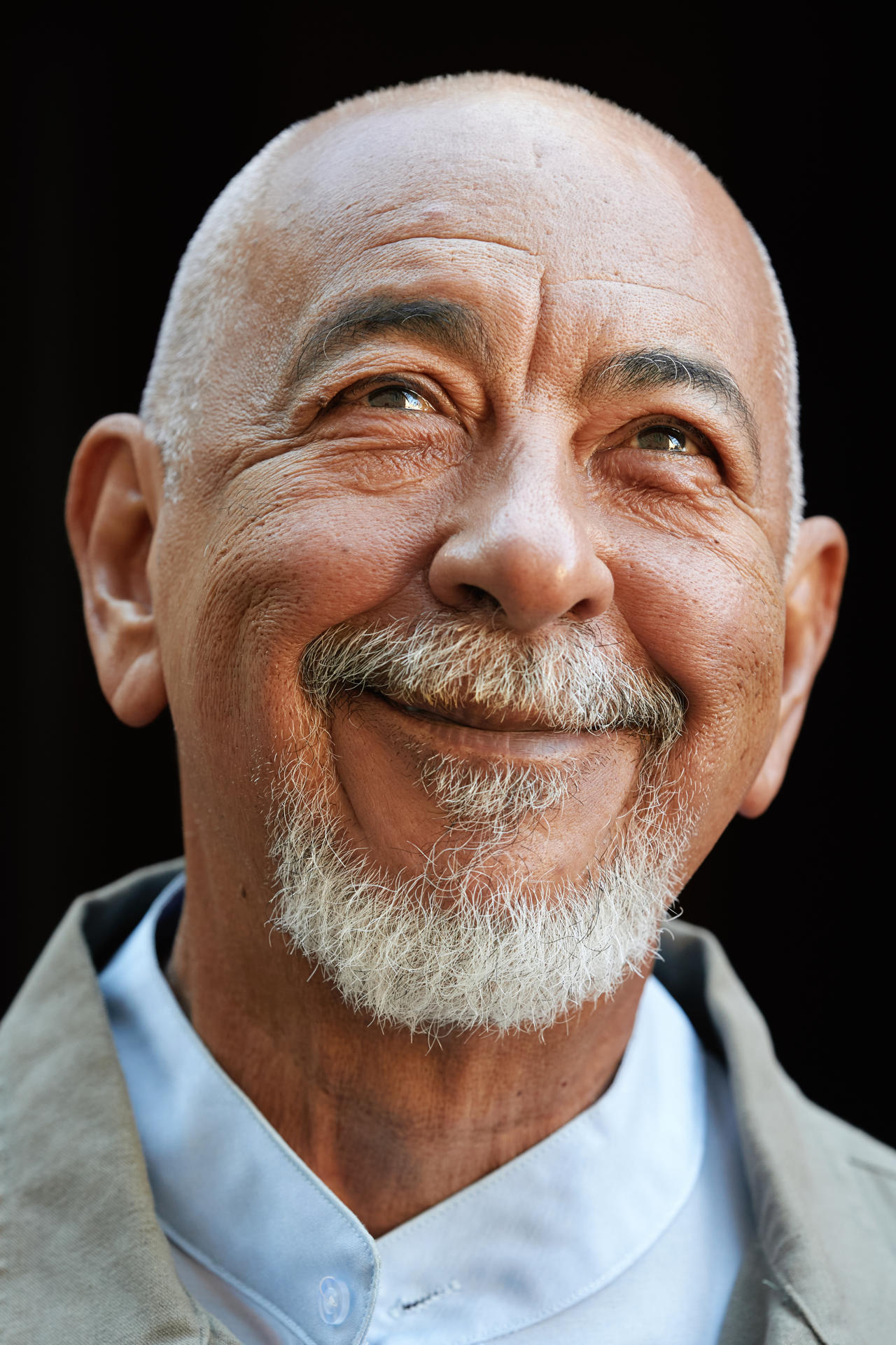 El escritor cubano Leonardo Padura, Premio Princesa de Asturias de las Letras 2015, presenta este jueves su última novela 'Morir en la arena' (Tusquets) en el marco del ciclo ‘De libros y letras’, organizado por el Ayuntamiento de Ávila. EFE/ Raúl Sanchidrián

