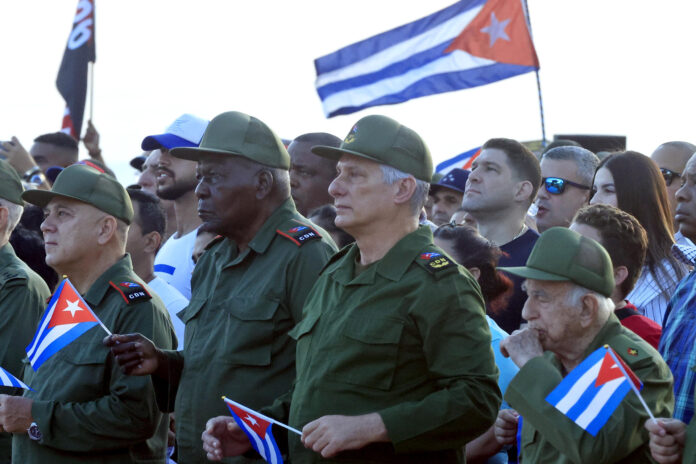 Foto de archivo del presidente de Cuba, Miguel Diaz-CanelI (c), asiste a un evento en apoyo al expresidente cubano Raúl Castro el viernes 22 de mayo de 2026, en La Habana (Cuba). EFE/ Ernesto Mastrascusa
