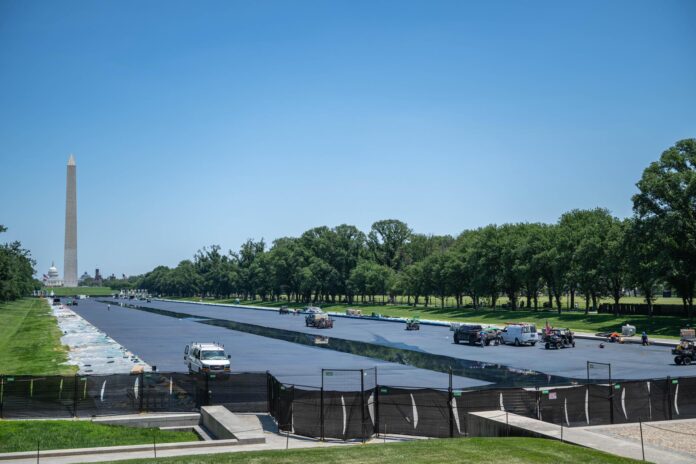 El agua fluye sobre el estanque reflectante del Monumento a Lincoln, recientemente renovado, en Washington, D.C., EE. UU., el 4 de junio de 2026. EFE/MATT KAMINSKY

