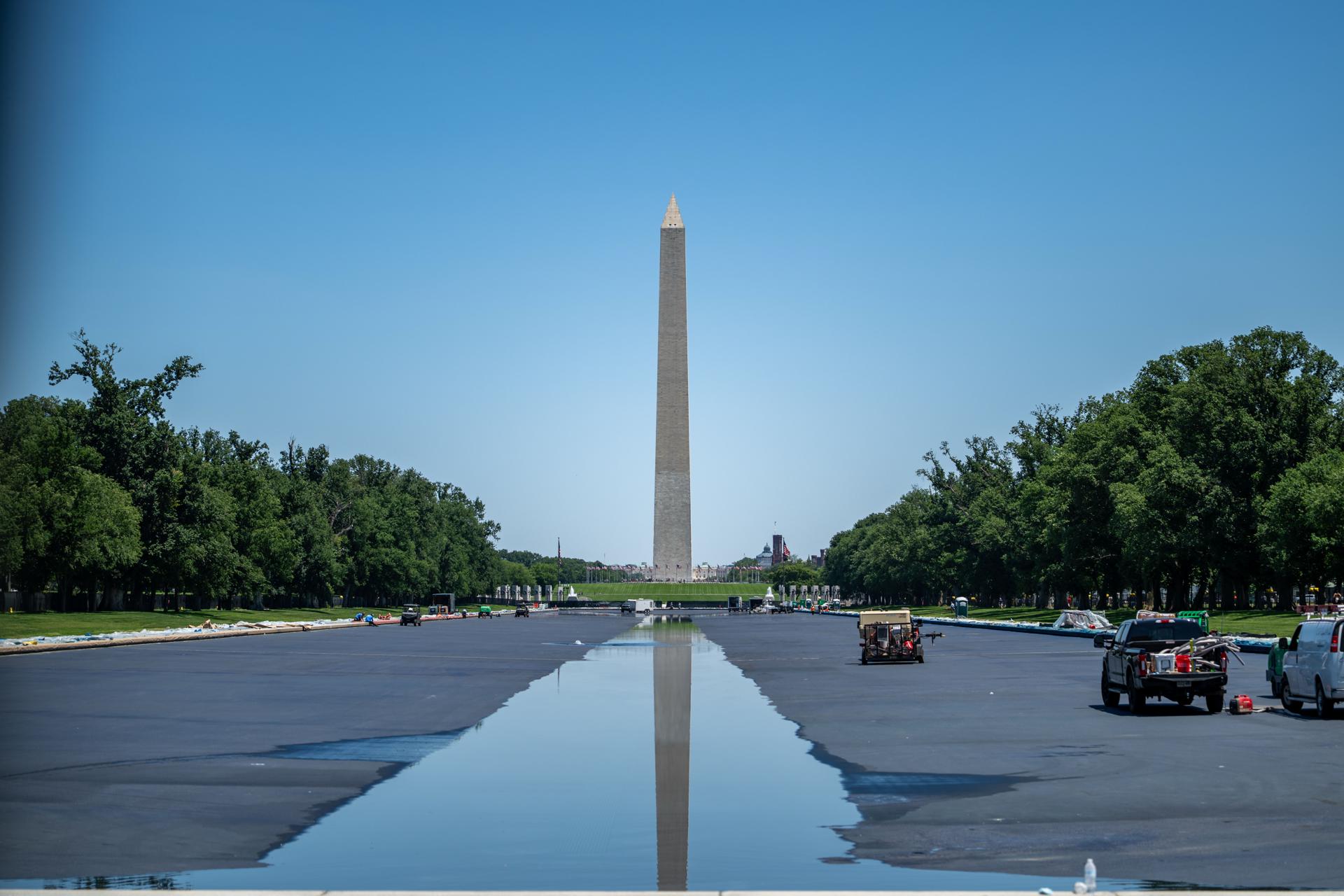 El agua fluye sobre el estanque reflectante del Monumento a Lincoln, recientemente renovado, en Washington, D.C., EE. UU., el 4 de junio de 2026. EFE/MATT KAMINSKY
