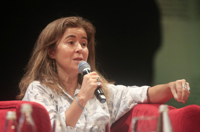 Fotografía de archivo, tomada en enero de 2024, en la que se captó a la periodista colombiana Catalina Gómez, durante una conferencia, en Cartagena (Colombia). EFE/Ricardo Maldonado

