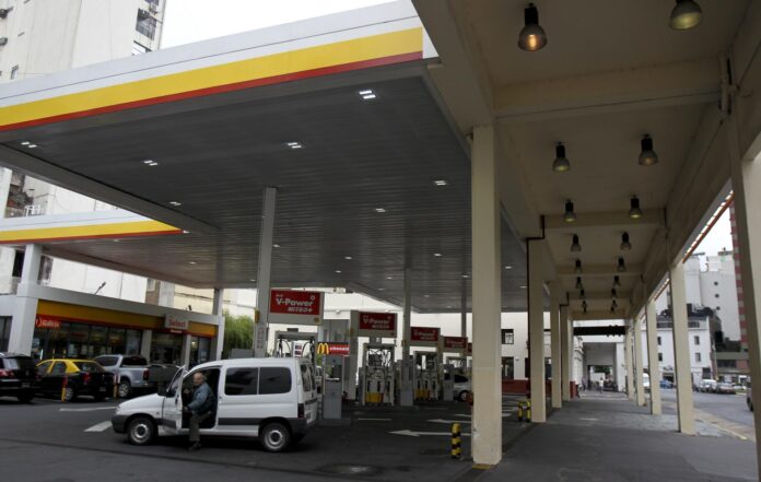 Fotografía de archivo de una vista general de una estación de suministro de combustibles de la petrolera anglo-holandesa Shell en Buenos Aires (Argentina). EFE/David Fernández
