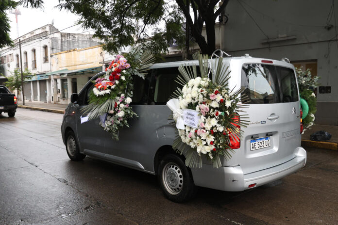 Vista general d la carroza fúnebre que trasladó los restos de la niña Agostina Vega, una adolescente de catorce años que fue asesinada y cuyo homicidio ha conmocionado a la sociedad argentina, en Córdoba (Argentina). EFE/Mario Sar
