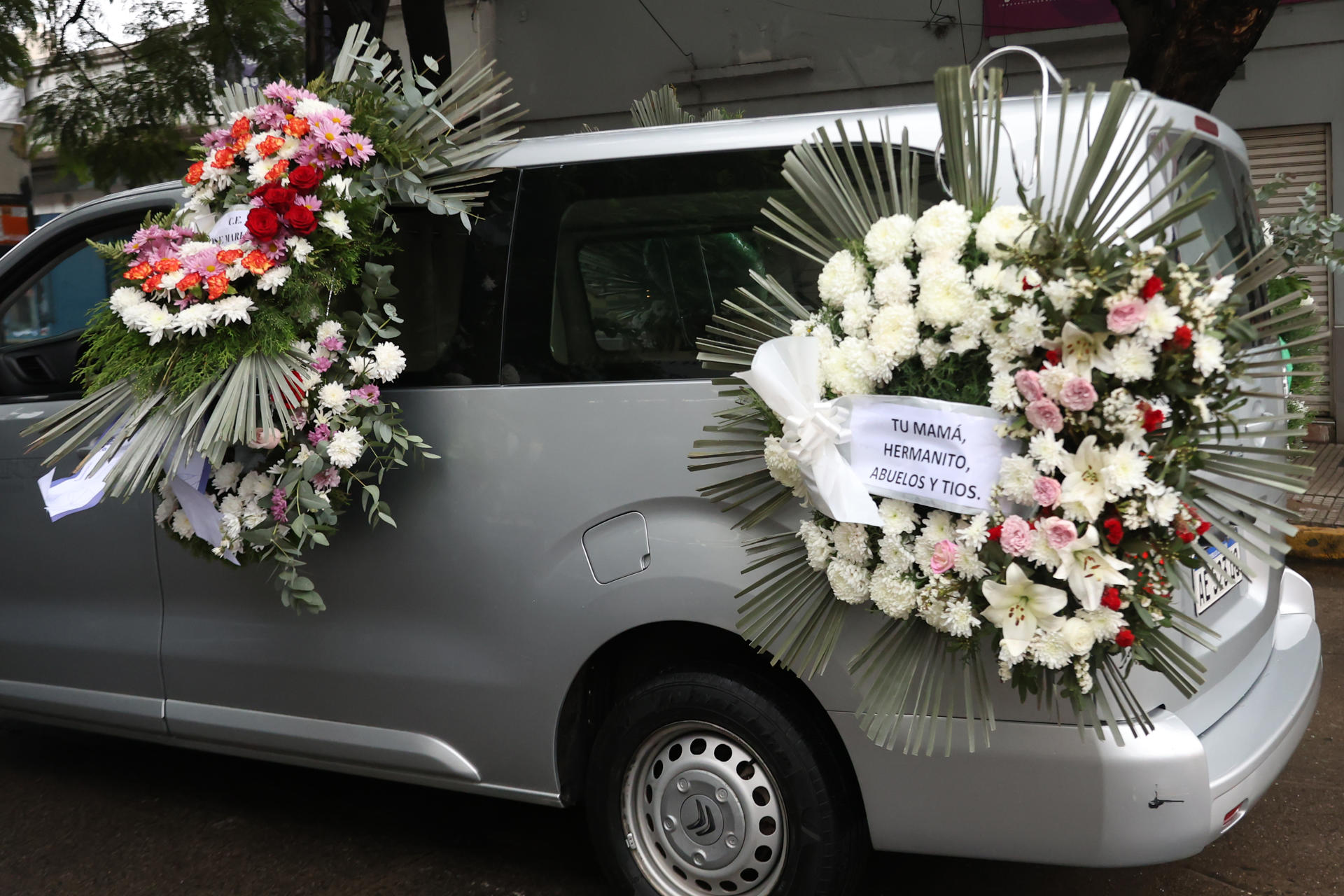 Detalle de la carroza fúnebre que trasladó los restos de la niña Agostina Vega, una adolescente de catorce años que fue asesinada y cuyo homicidio ha conmocionado a la sociedad argentina, en Córdoba (Argentina). EFE/Mario Sar
