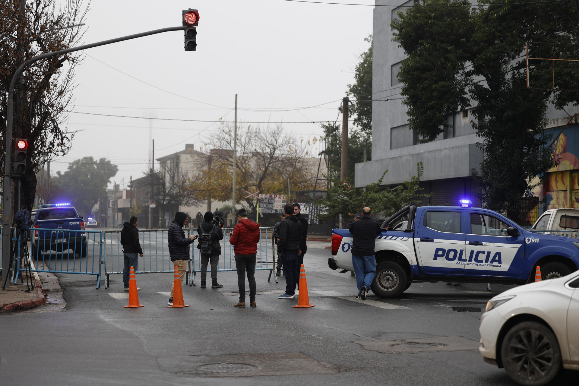 Miembros de la Policía de Córdoba fueron captados este 4 de junio al resguardar el ingreso al cementerio los Álamos, durante el traslado de los restos de la niña Agostina Vega, en Córdoba (Argentina). EFE/Mario Sar
