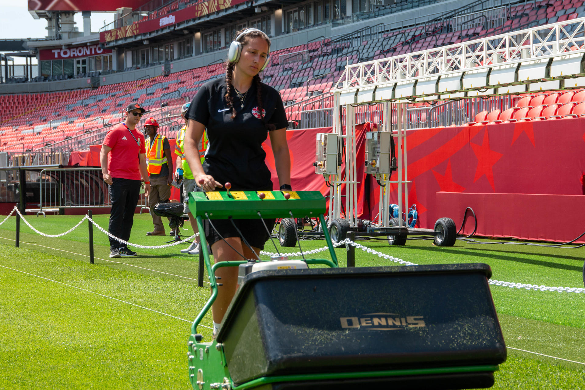 Una persona corta el césped en el interior del Toronto Stadium, en Toronto (Canadá). EFE/ Julio César Rivas
