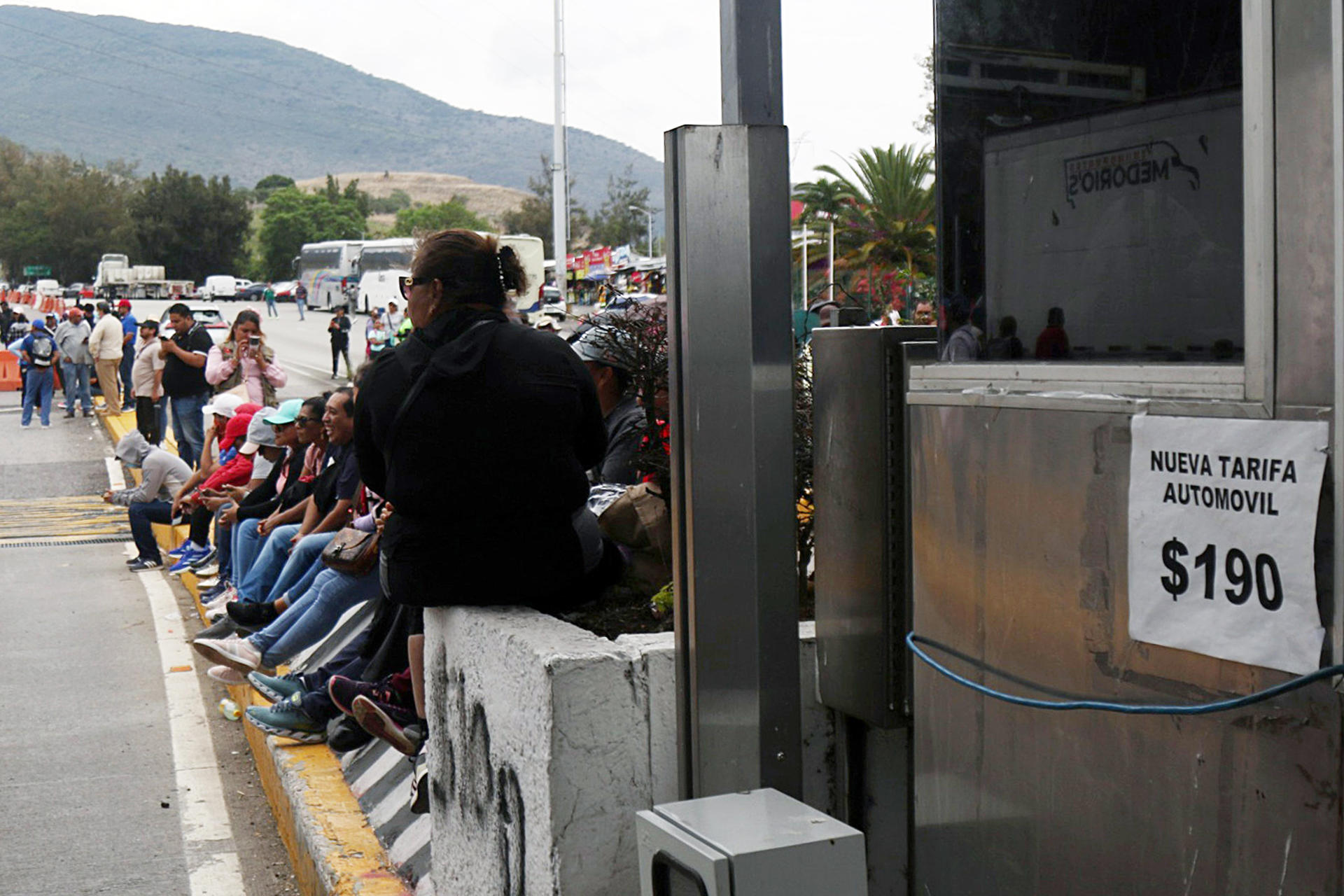 Integrantes de la Coordinadora Nacional de Trabajadores de la Educación (CNTE) se toman un peaje como parte de sus movilizaciones para exigir mejoras laborales este jueves, en Chilpancingo (México). EFE/ José Luis De La Cruz
