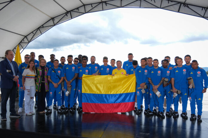Fotografía cedida por la Presidencia de Colombia de su mandatario, Gustavo Petro (c), posando con el pabellón nacional y los integrantes de la selección colombiana de fútbol este jueves, en Bogotá (Colombia). EFE/ Presidencia de Colombia /SOLO USO EDITORIAL SOLO DISPONIBLE PARA ILUSTRAR LA NOTICIA QUE ACOMPAÑA (CRÉDITO OBLIGATORIO)

