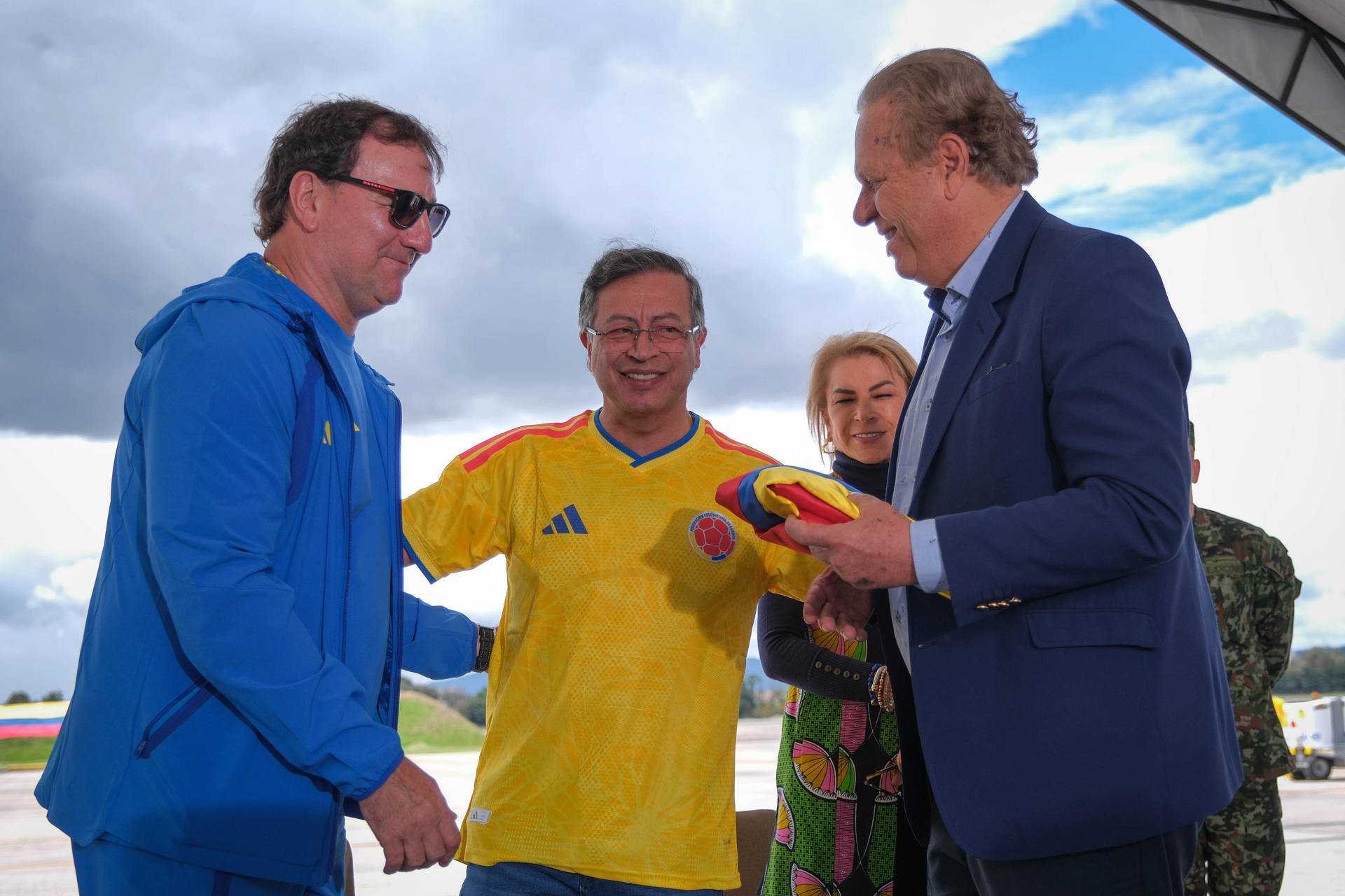 Fotografía cedida por la Presidencia de Colombia de su mandatario, Gustavo Petro (c), entregando el pabellón nacional al técnico de la selección colombiana de fútbol, Nestor Lorenzo (i), y al presidente de la Federación Colombiana de Fútbol (FCF), Ramón Jesurún, en Bogotá (Colombia). EFE/ Presidencia de Colombia /SOLO USO EDITORIAL SOLO DISPONIBLE PARA ILUSTRAR LA NOTICIA QUE ACOMPAÑA (CRÉDITO OBLIGATORIO)
