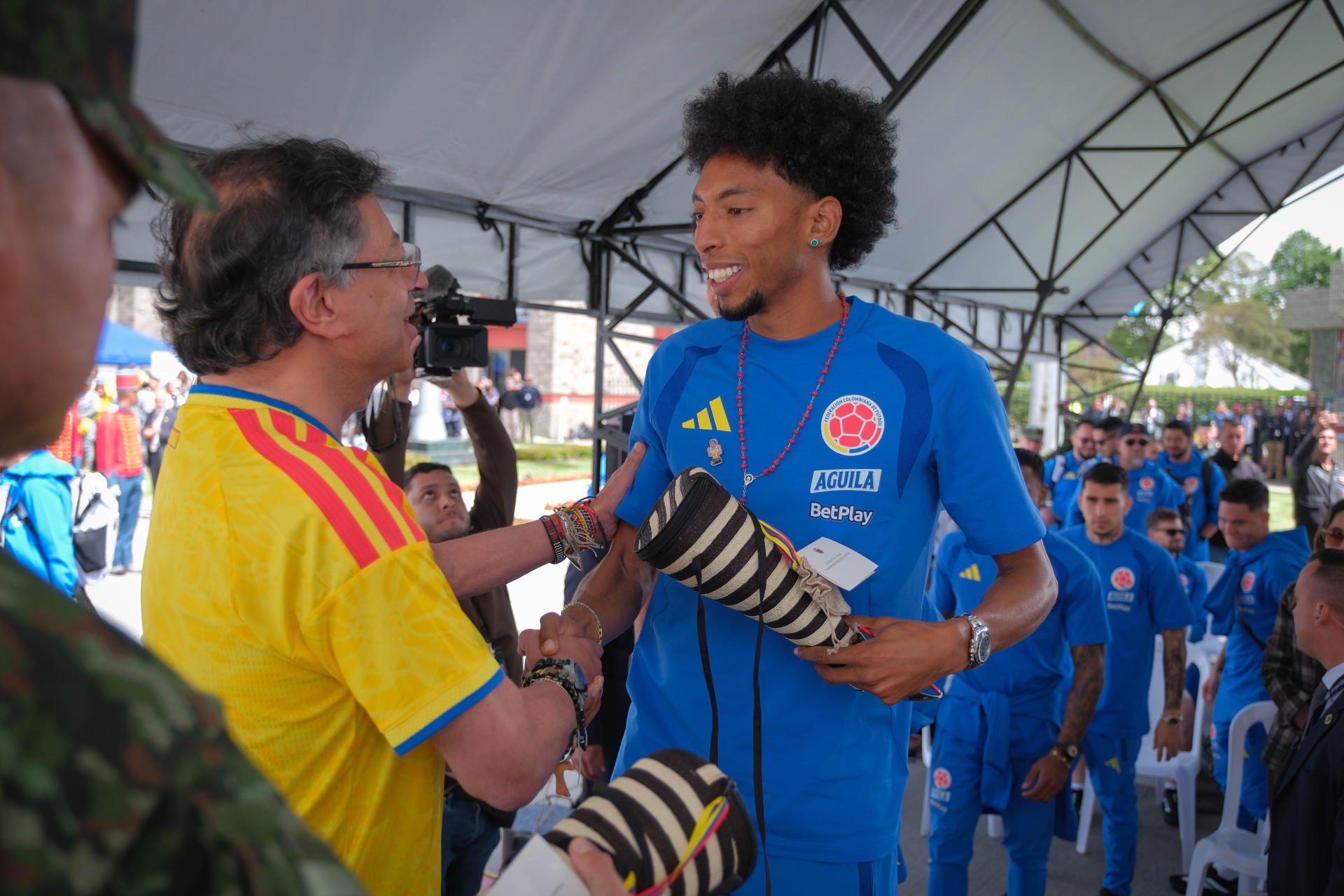 Fotografía cedida por la Presidencia de Colombia de su mandatario, Gustavo Petro (i), saludando al jugador Johan Mojica en Bogotá (Colombia). EFE/ Presidencia de Colombia /SOLO USO EDITORIAL SOLO DISPONIBLE PARA ILUSTRAR LA NOTICIA QUE ACOMPAÑA (CRÉDITO OBLIGATORIO)
