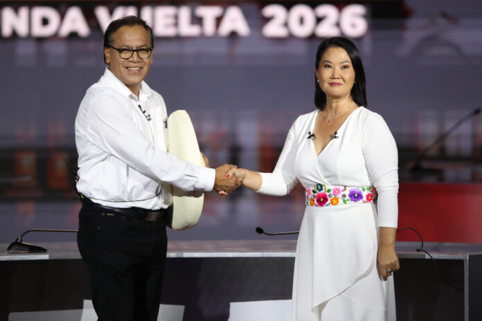 Los candidatos a la presidencia de Perú: la candidata derechista Keiko Fujimori (d) y el izquierdista Roberto Sánchez fueron captados el pasado 31 de mayo, al posar durante un debate presidencial, en Lima (Perú). EFE/Paolo Aguilar

