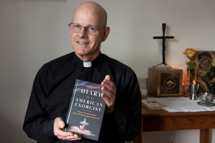 Fotografía tomada de la cuenta en Facebook @Msgr-Stephen-Rossetti del sacerdote Stephen Joseph Rossetti, director del Centro San Miguel para la Renovación Espiritual, y uno de los exorcistas más visibles de la  arquidiócesis de Washington (EE.UU.). EFE/ @Msgr-Stephen-Rossetti
