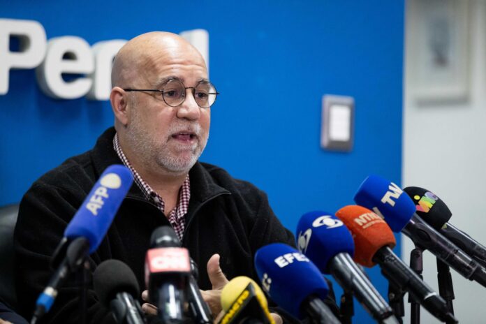 Fotografía de archivo deñl vicepresidente de la ONG Foro Penal, Gonzalo Himiob, durante una rueda de prensa, en Caracas (Venezuela). EFE/Ronald Peña
