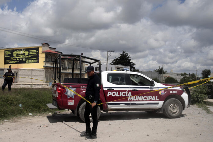 Integrantes de la Policía de México vigilan la zona donde se registró una explosión este jueves, en el municipio de Tepeaca, Puebla (México). EFE/ Hilda Ríos
