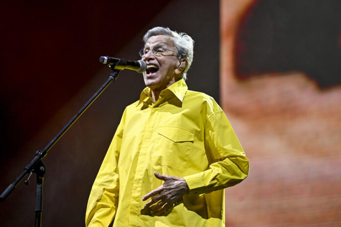 El músico brasileño Caetano Veloso durante su actuación de este jueves en el Movistar Arena de Madrid. EFE/ Fernando Villar
