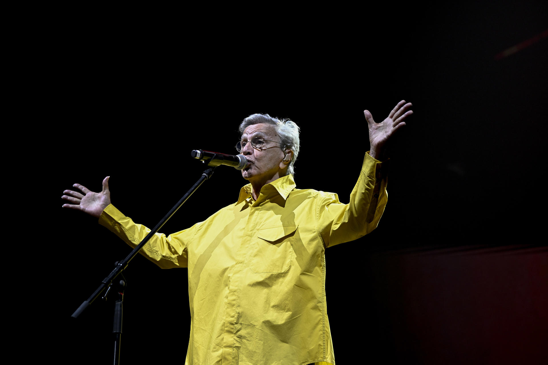El músico brasileño Caetano Veloso durante su actuación de este jueves en el Movistar Arena de Madrid. EFE/ Fernando Villar
