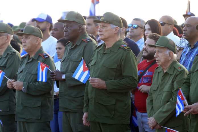 Fotografía de archivo del presidente de Cuba, Miguel Diaz-Canel (c). EFE/ Ernesto Mastrascusa
