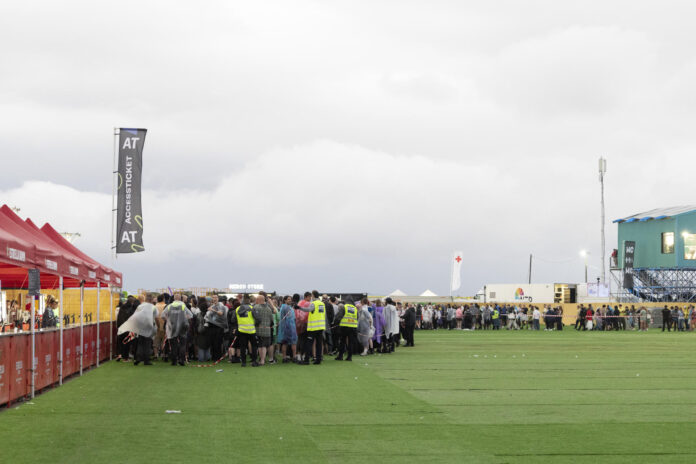 Miles de asistentes al Primavera Sound son desalojados de los dos escenarios principales durante la primera jornada de pago del festival, este jueves en Barcelona. El festival barcelonés Primavera Sound ha suspendido temporalmente algunas de sus actuaciones previstas para este jueves por razones meteorológicas. EFE/ Marta Pérez
