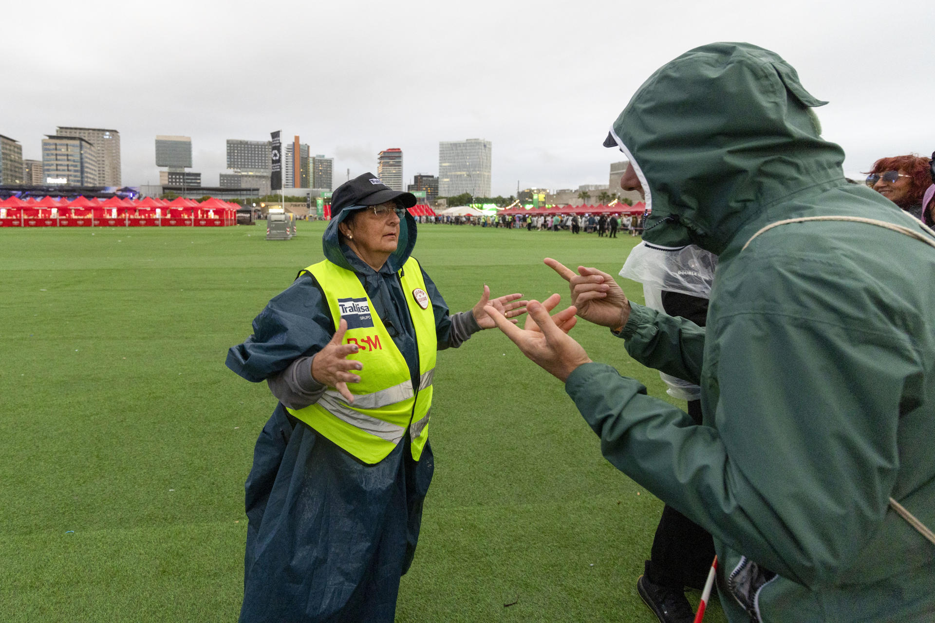 Miles de asistentes al Primavera Sound son desalojados de los dos escenarios principales durante la primera jornada de pago del festival, este jueves en Barcelona. El festival barcelonés Primavera Sound ha suspendido temporalmente algunas de sus actuaciones previstas para este jueves por razones meteorológicas. EFE/ Marta Pérez
