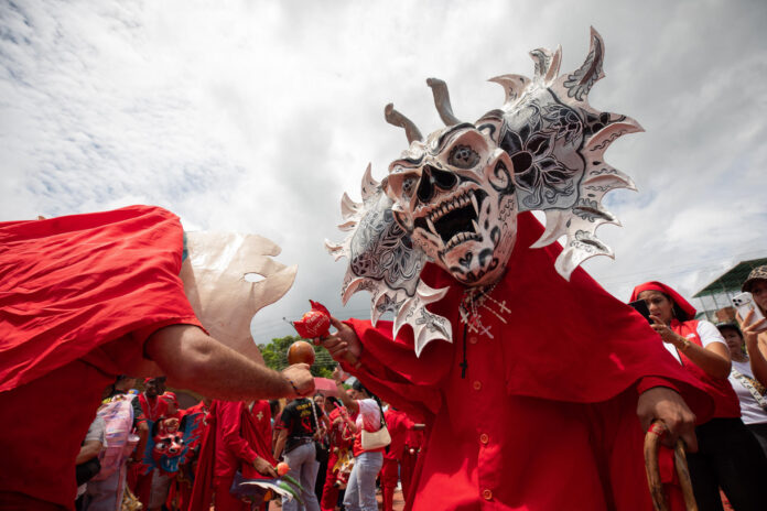 Integrantes de los Diablos Danzantes de Yare, declarados en 2012 Patrimonio Cultural Inmaterial de la Humanidad por la Unesco, participan en la celebración religiosa del Corpus Christi este jueves, en San Francisco de Yare, estado Miranda (Venezuela). EFE/ Rayner Peña R
