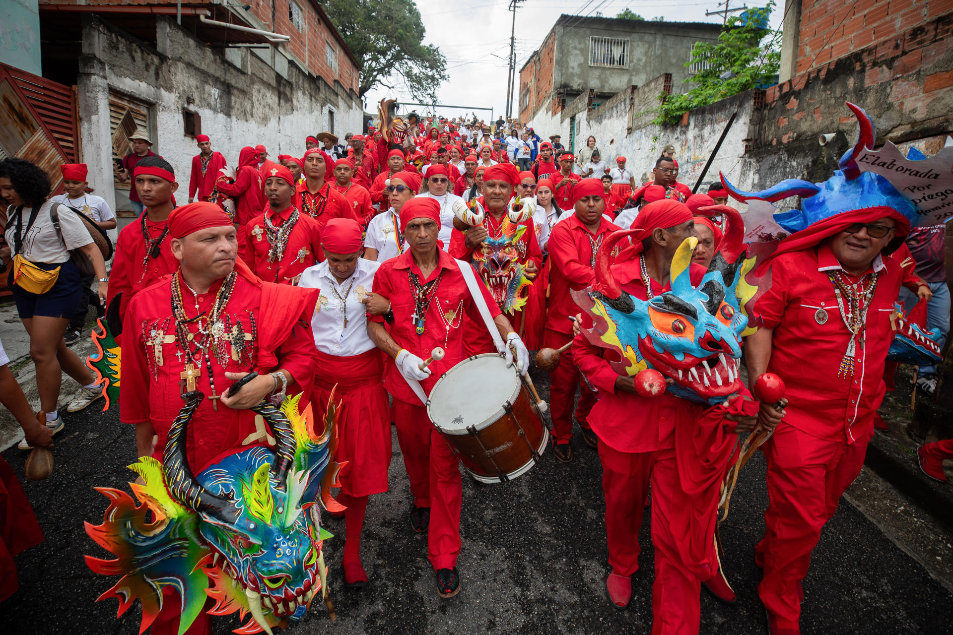 Integrantes de los Diablos Danzantes de Yare, declarados en 2012 Patrimonio Cultural Inmaterial de la Humanidad por la Unesco, participan en la celebración religiosa del Corpus Christi este jueves, en San Francisco de Yare, estado Miranda (Venezuela). EFE/ Rayner Peña R
