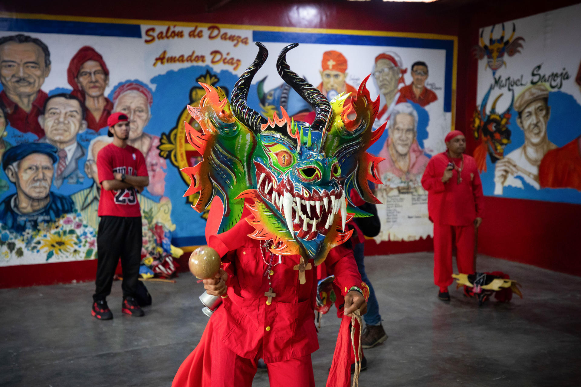 Integrantes de los Diablos Danzantes de Yare, declarados en 2012 Patrimonio Cultural Inmaterial de la Humanidad por la Unesco, participan en la celebración religiosa del Corpus Christi este jueves, en San Francisco de Yare, estado Miranda (Venezuela). EFE/ Rayner Peña R

