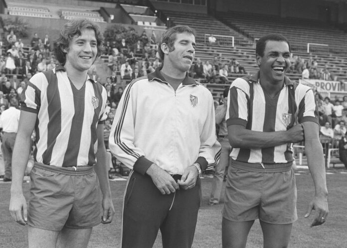 Leivinha y Luiz Pereira, junto a Luis Aragonés, tras su fichaje por el Atlético en 1975. EFE.
