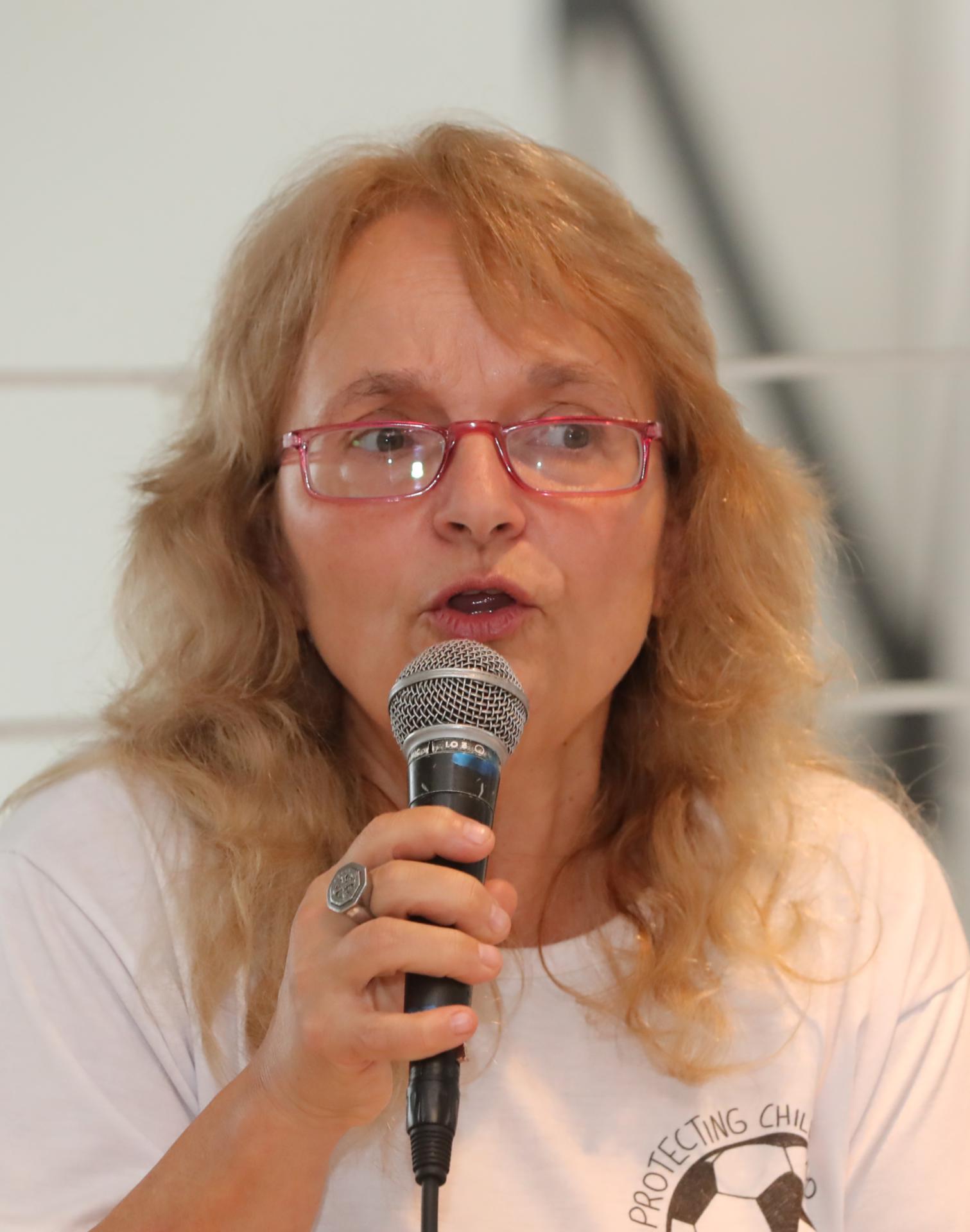 La fundadora de "Adultxs por los Derechos de la Infancia", Silvia Pineda participa este jueves durante una rueda de prensa, en Ciudad de México (México). EFE/Mario Guzmán
