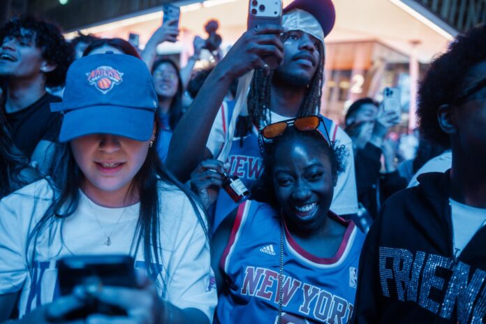 Los aficionados de los New York Knicks celebran la victoria del equipo contra los San Antonio Spurs en el primer partido de las Finales de la NBA en Nueva York. EFE/EPA/Olga Fedorova
