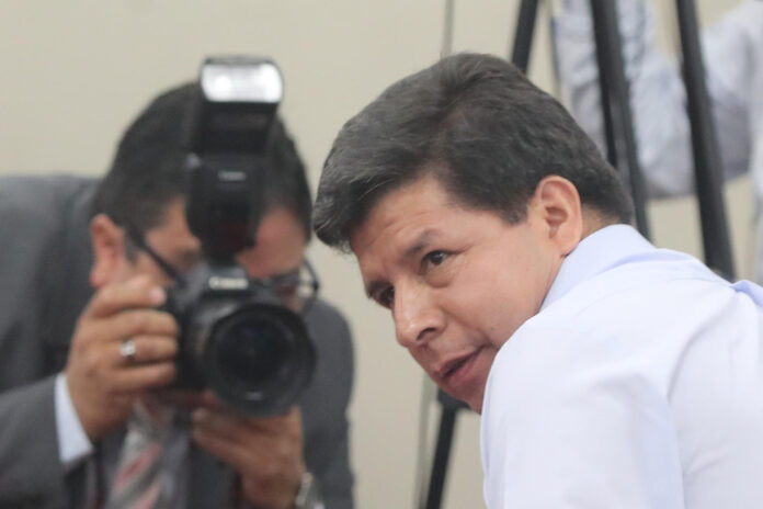 Fotografía de archivo del expresidente de Perú Pedro Castillo (d), durante una audiencia del juicio en su contra por un presunto golpe de Estado, en Lima (Perú). EFE/Paolo Aguilar
