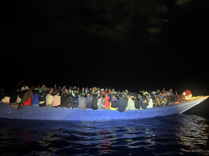 Fotografía tomada de la cuenta en X @CBPCommissioner del comisionado de Aduanas y Protección Fronteriza de los EE.UU. (CBP), Rodney Scott, de una embarcación con 240 migrantes haitianos que fue interceptada el pasado 31 de mayo cerca de las Islas Turcas y Caicos. EFE/@CBPCommissioner
