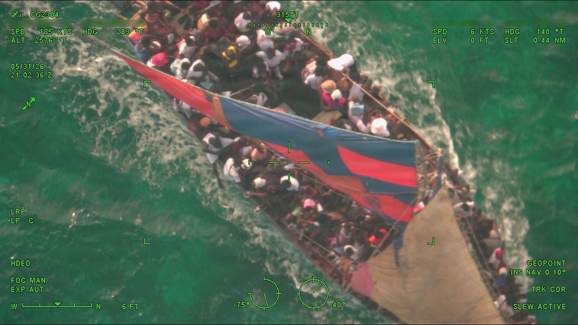Fotografía cedida este 4 de junio por la Estación Aérea de la Guardia Costera de los Estados Unidos en la que se captó una embarcación con 240 migrantes haitianos que fue interceptada cerca de las Islas Turcas y Caicos. EFE/Guardia Costera de Estados Unidos
