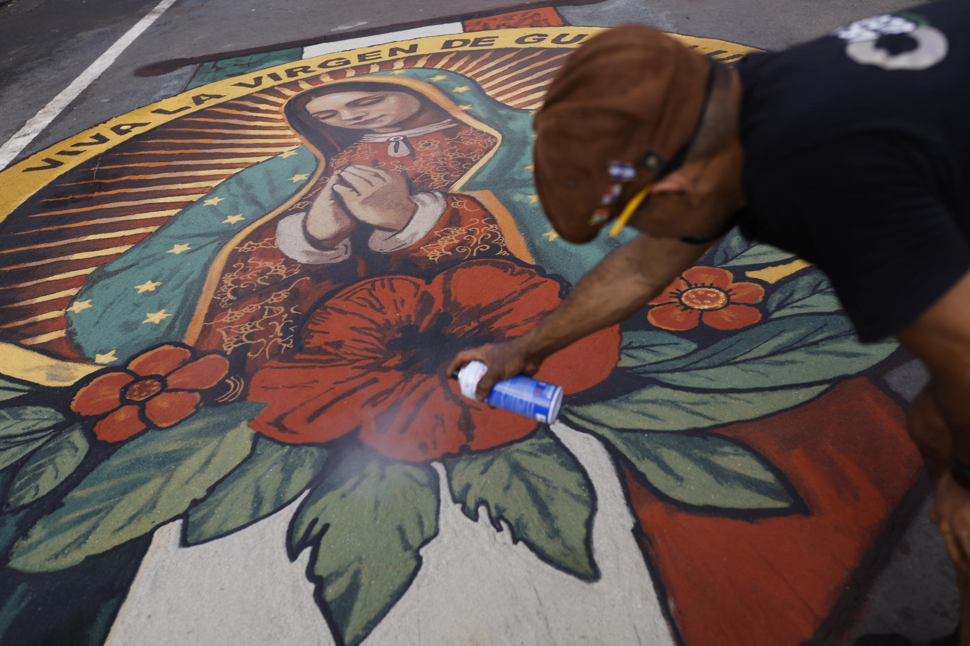 El artista mexicano Mario Enrique Domínguez Figueroa fue captado este 4 de junio al realizar una alfombra de serrín, con la imagen de la Virgen de Guadalupe, con motivo de la Fiesta del Corpus Christi, en la Villa de Los Santos (Panamá). EFE/Bienvenido Velasco
