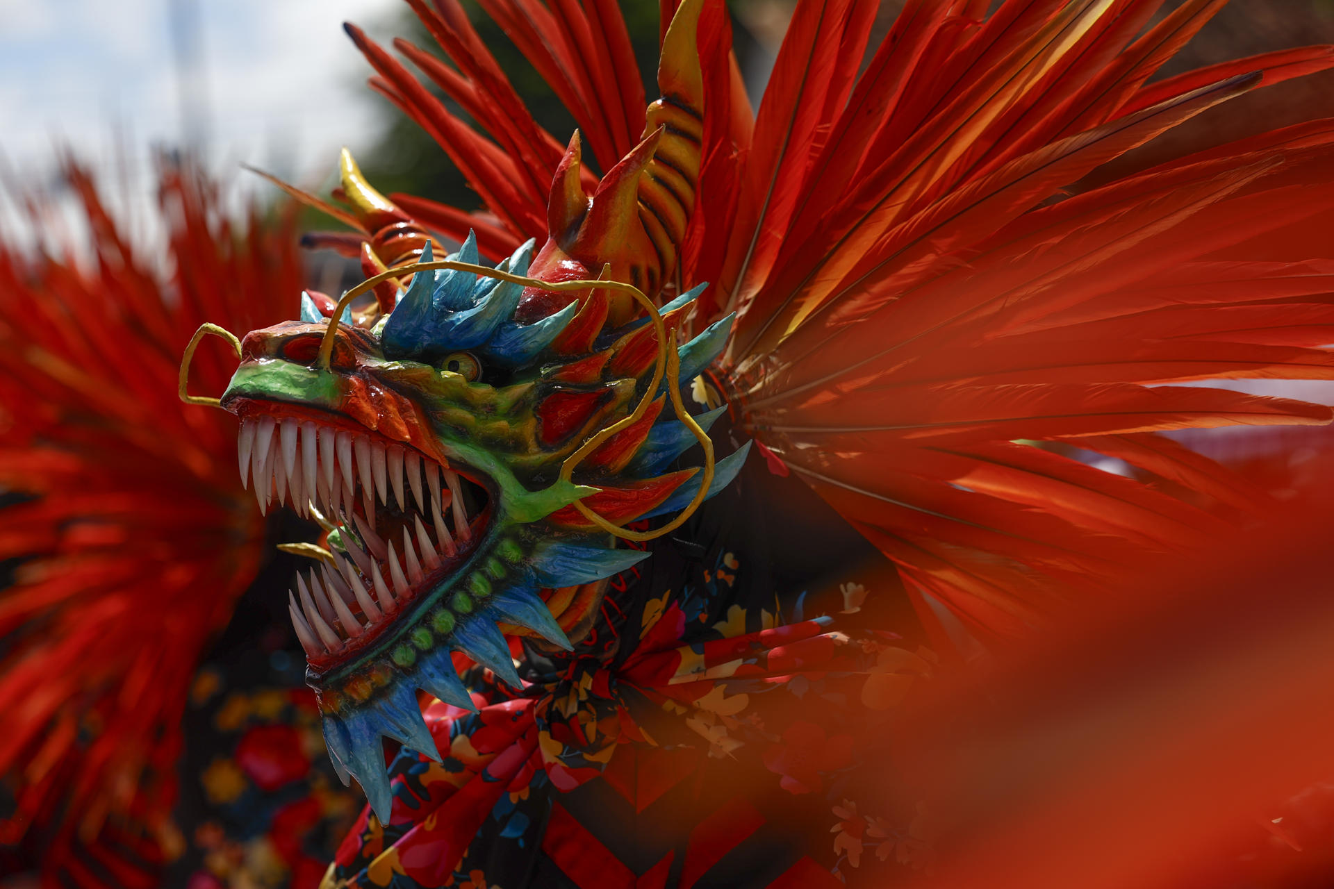 Detalle de la máscara de un integrante de la comparsa de los diablos danzantes, captada este 4 de junio, durante la Fiesta del Corpus Christi, en la Villa de Los Santos (Panamá). EFE/Bienvenido Velasco
