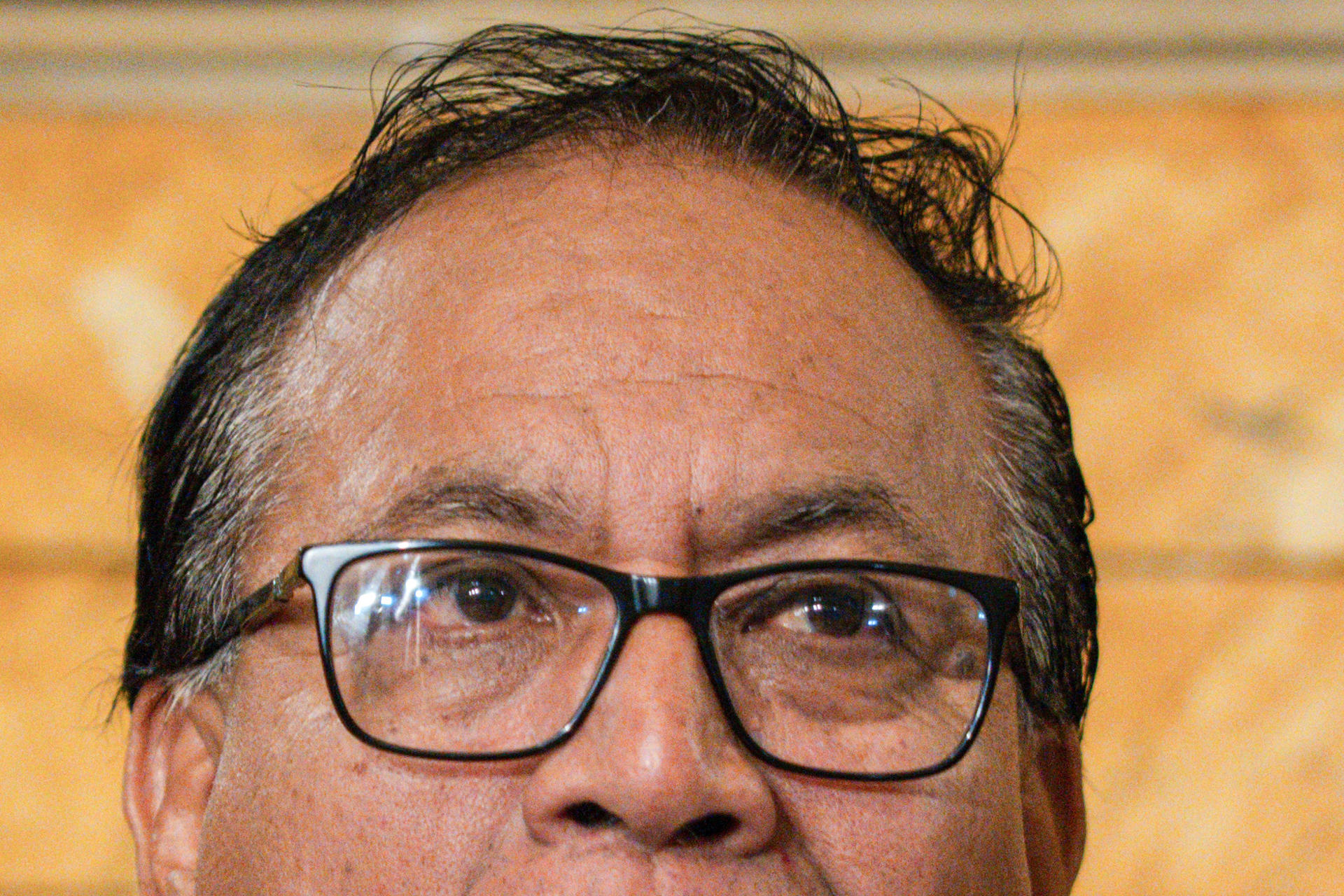 El candidato a la Presidencia de Perú, Roberto Sánchez, habla durante una rueda de prensa este jueves, en Lima (Perú). El izquierdista Sánchez, que disputará este domingo la Presidencia de Perú con la derechista Keiko Fujimori, aseguró que su partido, Juntos por el Perú, aceptará los resultados electorales y exhortó a su oponente a hacer lo mismo. EFE/ John Reyes
