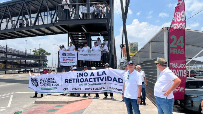 Fotografía cedida hoy, por la Alianza Nacional de Jubilados, durante una protesta en el Aeropuerto Internacional de Guadalajara en Jalisco (México). EFE/Alianza Nacional de Jubilados /SOLO USO EDITORIAL/NO VENTAS/SOLO DISPONIBLE PARA ILUSTRAR LA NOTICIA QUE ACOMPAÑA (CRÉDITO OBLIGATORIO)
