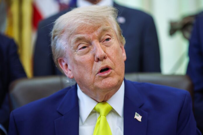 El presidente de EE.UU., Donald Trump, aseguró que podría asistir a dos de los partidos de la final de la NBA que se disputarán la semana próxima en el Madison Square Garden. EFE/EPA/SAMUEL CORUM / POOL

