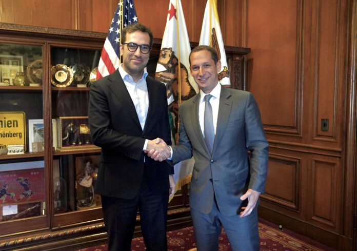 Fotografía cedida por la oficina de prensa del vicepresidente primero y ministro de Economía, Comercio y Empresa de España, Carlos Cuerpo (i), donde aparece saludando al alcalde de San Francisco, Daniel Lurie (d), durante una reunión realizada este jueves en San Francisco, California (EE.UU.). EFE/Ministerio de Economía España

