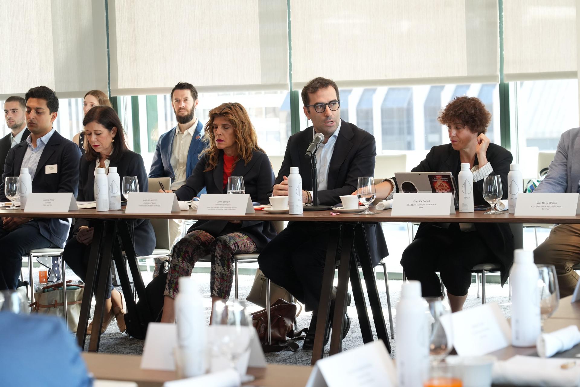 Fotografía cedida por la oficina de prensa del vicepresidente primero y ministro de Economía, Comercio y Empresa de España, Carlos Cuerpo (2d), donde aparece acompañado por la embajadora en Washington, Ángeles Moreno (c) durante una reunión entre emprendedores españoles y fondos de capital de riesgo, celebrada este jueves en San Francisco, California (EE.UU.). EFE/Ministerio de Economía España
