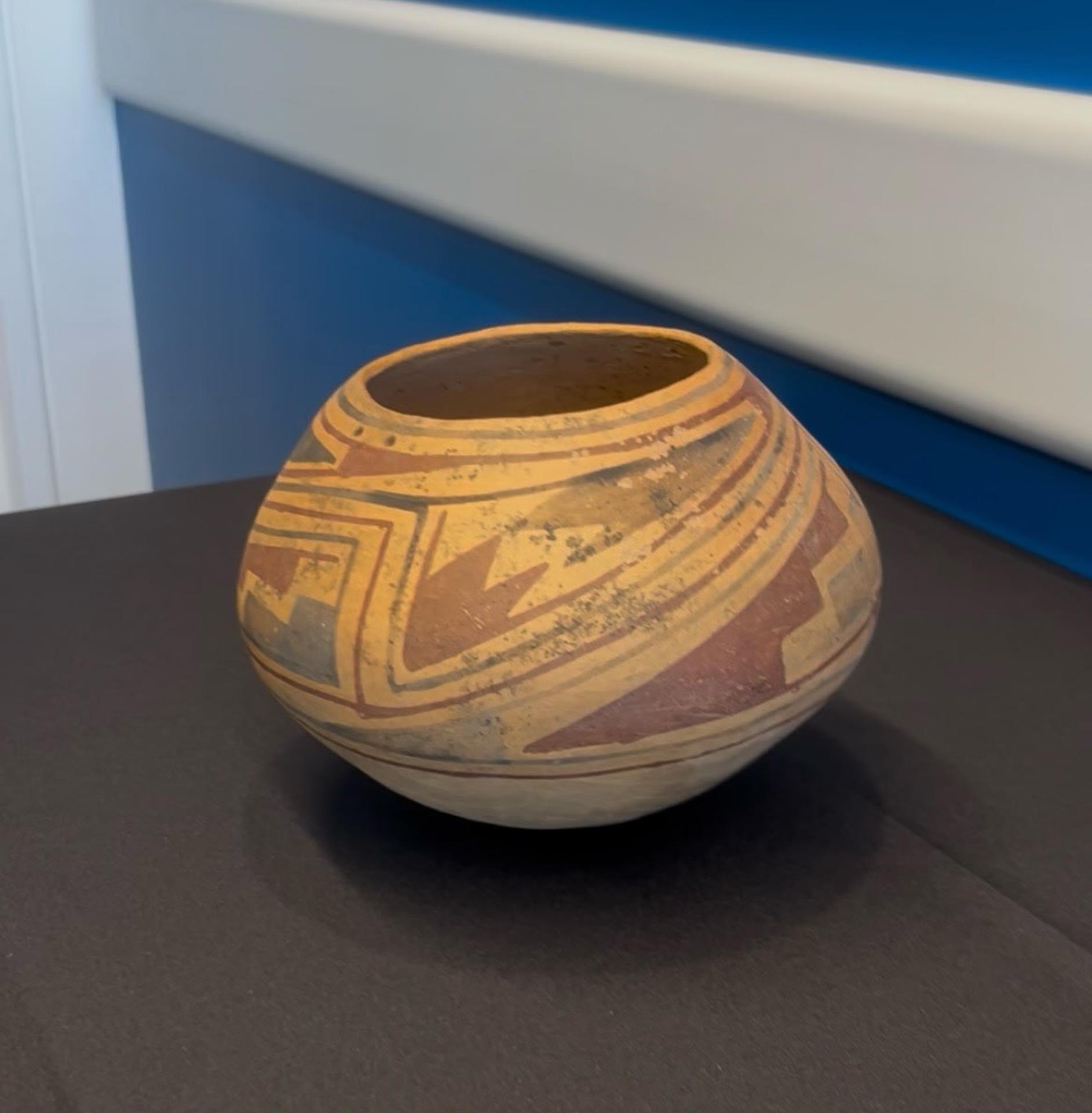 Fotografía cedida por el Consulado de México en Nueva York de un tecomate (un tipo de vasija con boca estrecha y sin cuello) modelado en barro, elaborado entre los años 700 y 1450 d.C. y restituida este jueves, por Estados Unidos. EFE/Consulado de México en Nueva York /SOLO USO EDITORIAL /NO VENTAS /SOLO DISPONIBLE PARA ILUSTRAR LA NOTICIA QUE ACOMPAÑA /CRÉDITO OBLIGATORIO
