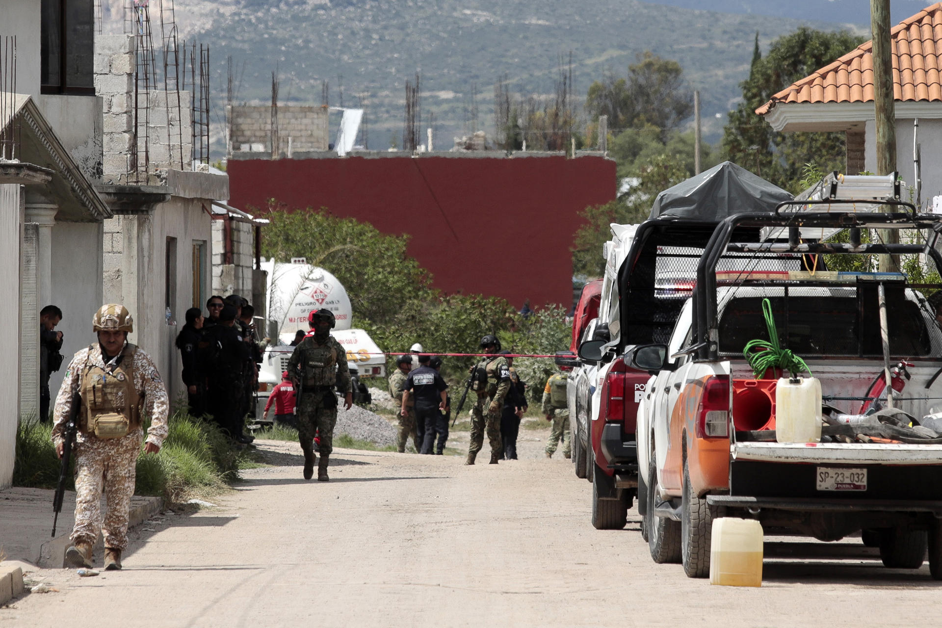 Integrantes del ejército y policía de México vigilan la zona donde se registró una explosión este jueves, en el municipio de Tepeaca, Puebla (México). EFE/ Hilda Ríos