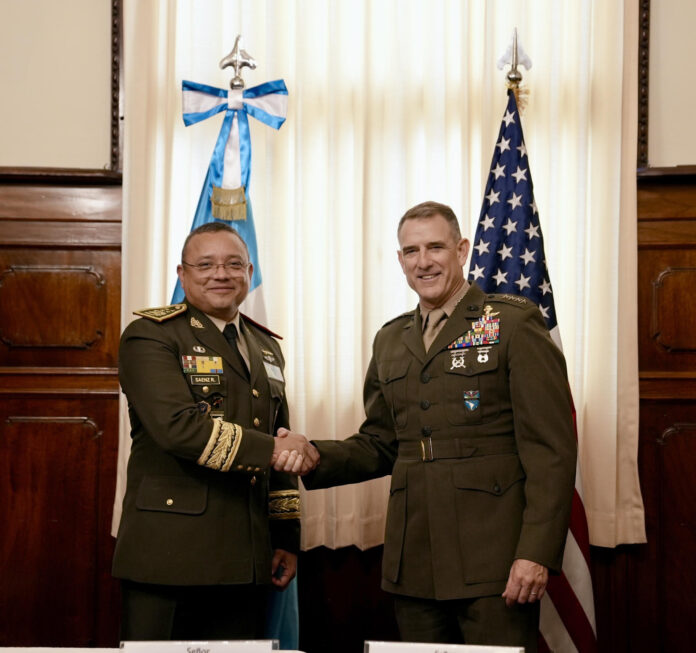 Fotografía tomada de la cuenta en X @Southcom del Comando Sur de Estados Unidos de su jefe, Francis L. Donovan (d), junto al ministro guatemalteco de Defensa, el general Henry Sáenz, este jueves, en Ciudad de Guatemala (Guatemala). EFE/ @Southcom /SOLO USO EDITORIAL/NO VENTAS/ SOLO DISPONIBLE PARA ILUSTRAR LA NOTICIA QUE ACOMPAÑA (CRÉDITO OBLIGATORIO)

