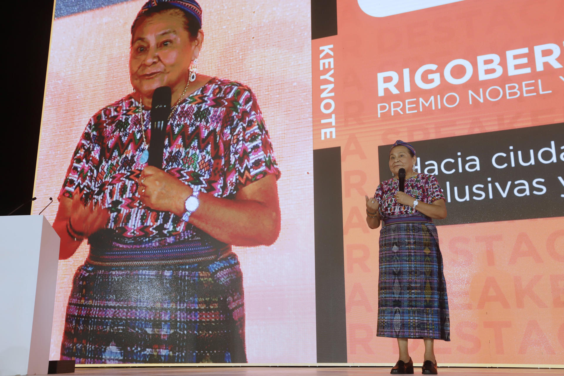 La activista indígena y Nobel de la Paz, Rigoberta Menchú, habla  durante el foro 'Hacia ciudades más humanas, inclusivas y sostenibles' durante la clausura del Smart City Expo LATAM Congress en Puebla (México). EFE/ Hilda Ríos

