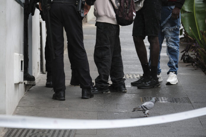 Imagen de archivo de empleados que fueron detenidos durante una redada. EFE/Alberto Valdés
