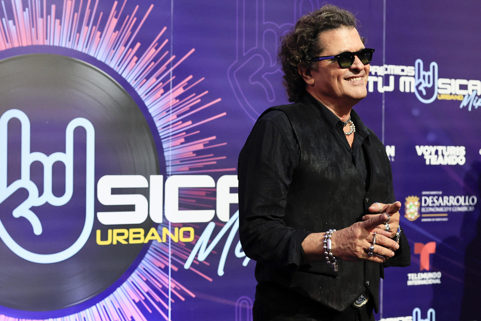 El cantante colombiano Carlos Vives posa en la alfombra roja de los Premios Tu Música Urbano este jueves, en el Distrito T-Mobile en San Juan (Puerto Rico). EFE/ Thais Llorca
